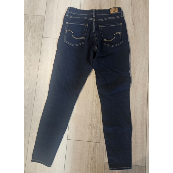 Levi Mid-Rise Skinny Jeans - Picture 2 of 4